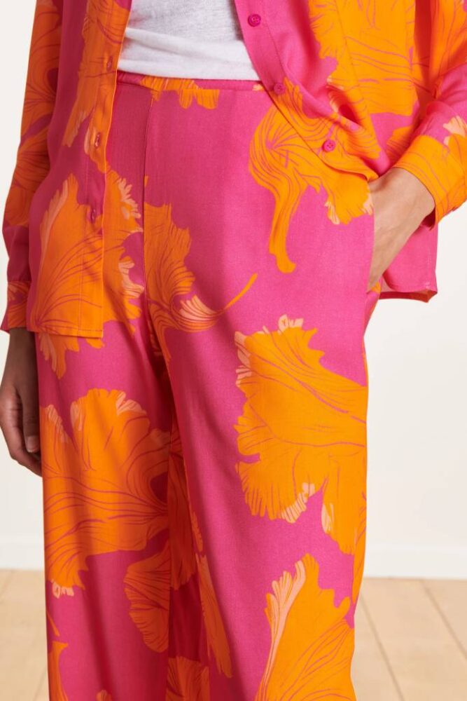 La Fée Maraboutée - Nohavice voľné s kvetinovou potlačou Rosa Orange - rose orange