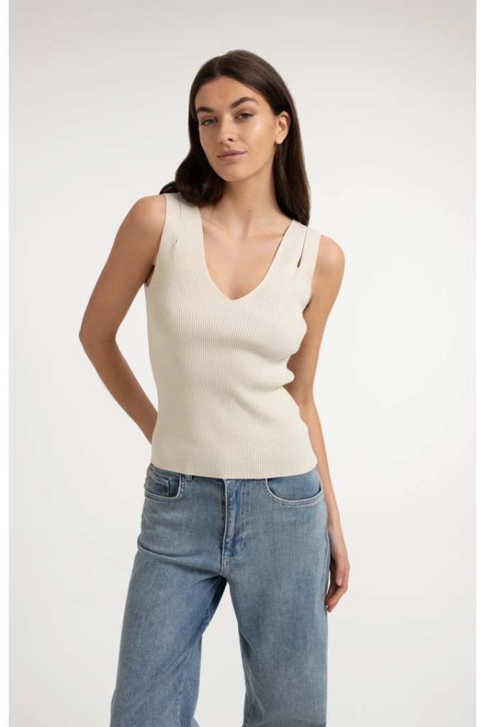 YAYA - Rebrovaný pletený top s výstrihom do V a ozdobnými detailmi na ramenách - beige