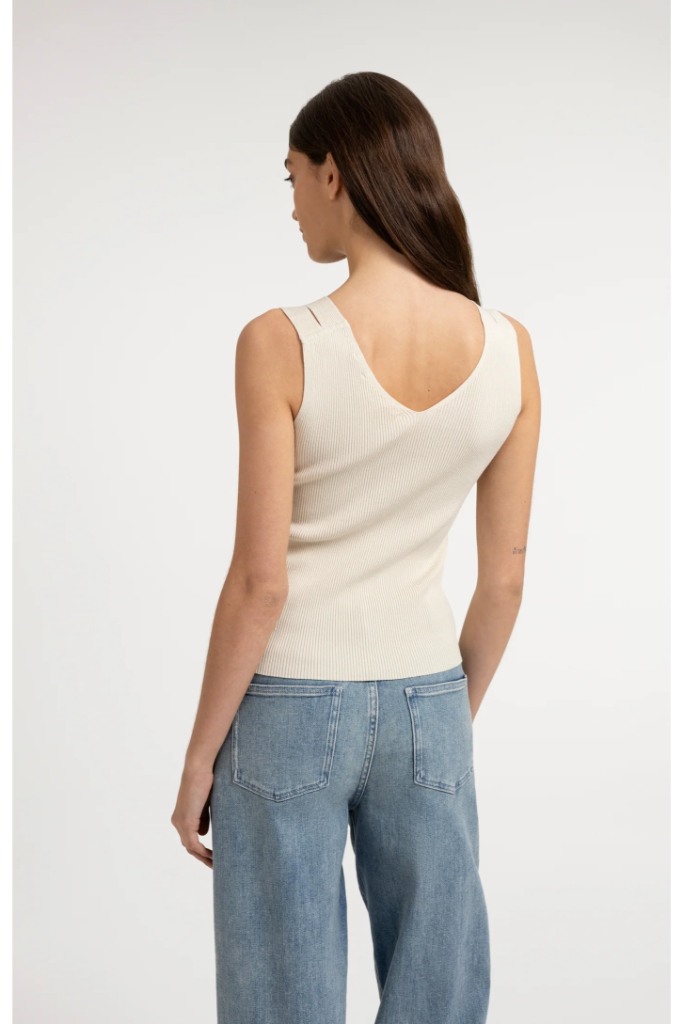 YAYA - Rebrovaný pletený top s výstrihom do V a ozdobnými detailmi na ramenách - beige