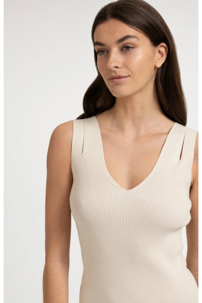 YAYA - Rebrovaný pletený top s výstrihom do V a ozdobnými detailmi na ramenách - beige