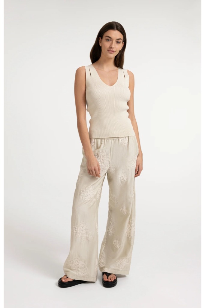 YAYA - Rebrovaný pletený top s výstrihom do V a ozdobnými detailmi na ramenách - beige