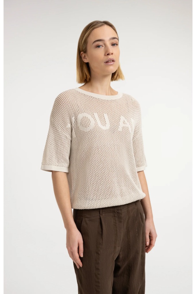 YAYA - Ľahký ažúrový pletený top s krátkym rukávom a jemným nápisom - beige